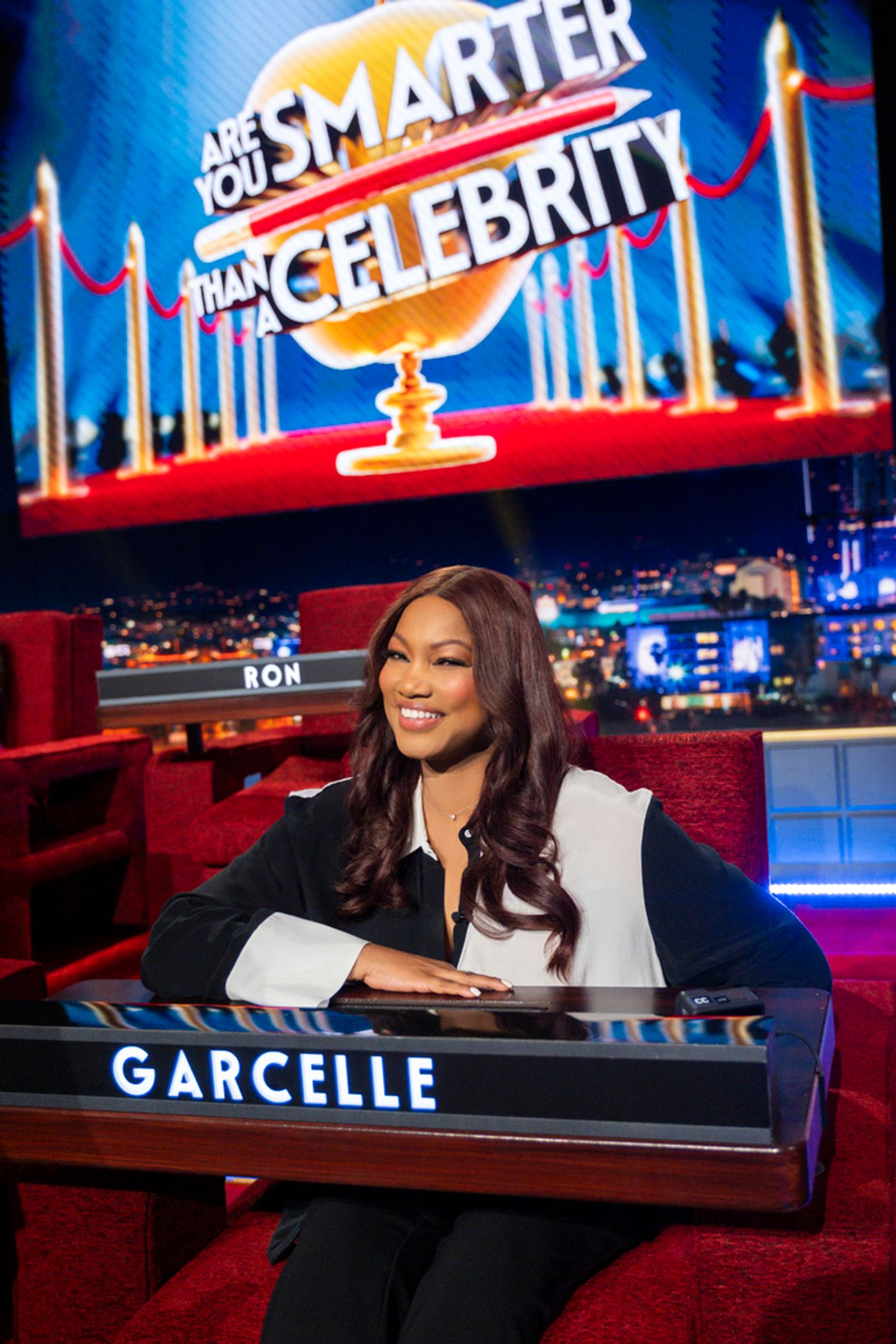 Photos: Prime Video Reveals First Look and Premiere Date for ARE YOU SMARTER THAN A CELEBRITY?  Image