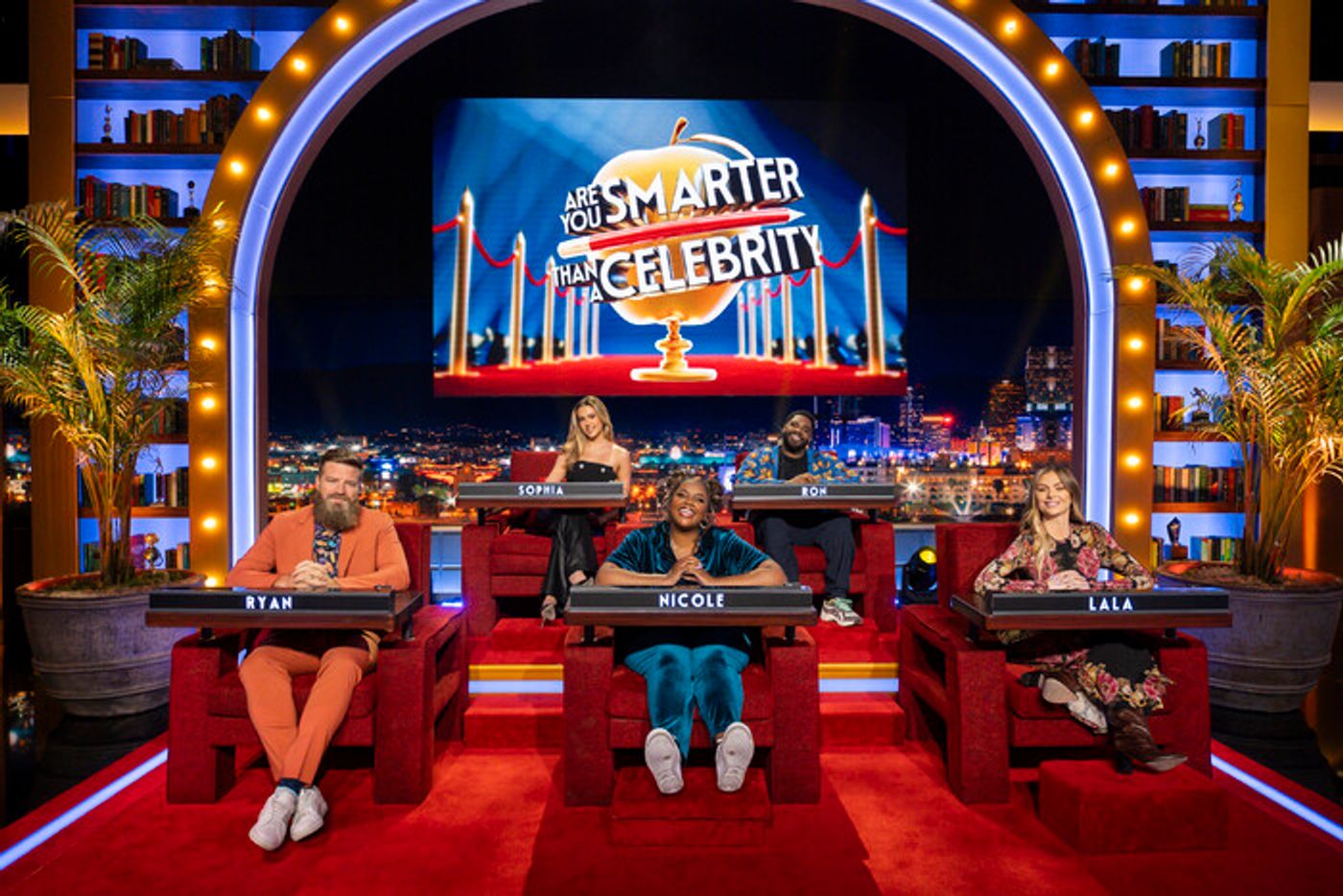 Photos: Prime Video Reveals First Look and Premiere Date for ARE YOU SMARTER THAN A CELEBRITY?  Image