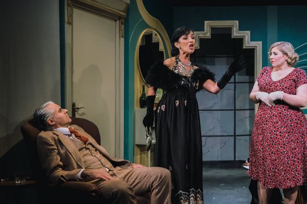The Cast of Noel Coward’s Present Laughter Photo