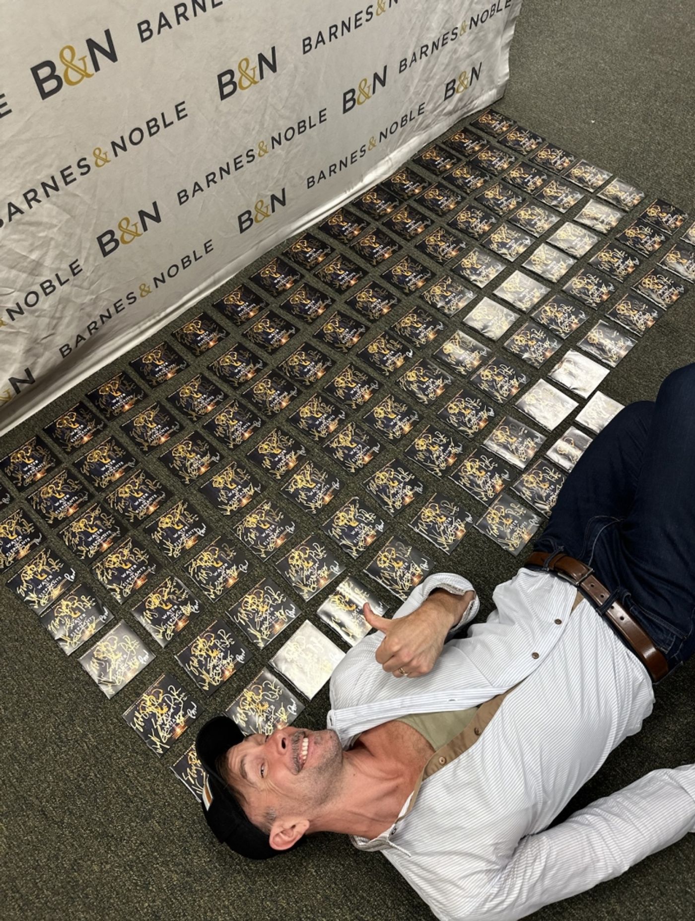 Photos: WATER FOR ELEPHANTS Cast Signs Albums at Barnes & Noble  Image