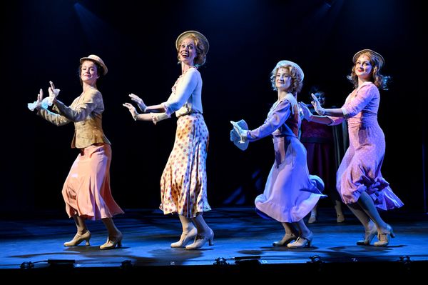 Elizabeth McGuire (Phyllis), Mallory Davis (Lorraine), Laura Guley (Peggy Sawyer), Ma Photo