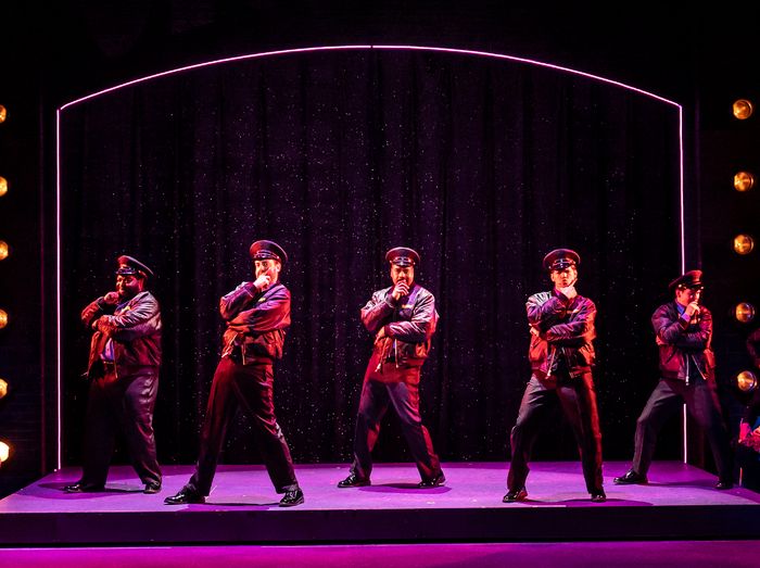 Photos: THE FULL MONTY at Paramount Theatre — photo 5 of 17