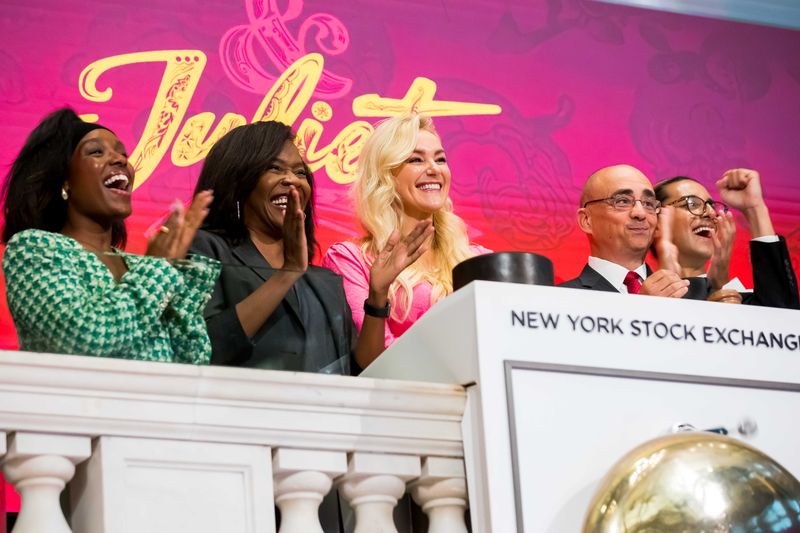 Photos: & JULIET Celebrates 750 Performances On Broadway — photo 15 of 20