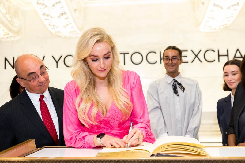 Photos: & JULIET Celebrates 750 Performances On Broadway — photo 13 of 20