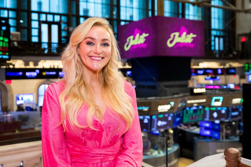 Photos: & JULIET Celebrates 750 Performances On Broadway — photo 17 of 20
