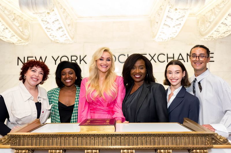 Photos: & JULIET Celebrates 750 Performances On Broadway — photo 9 of 20
