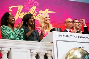 Khailah Johnson, Jeannette Bayardelle, Betsy Wolfe, NYSE representative, Matt Raffy @ BroadwayWorld Khailah Johnson, Jeannette Bayardelle, Betsy Wolfe, NYSE representative, Matt Raffy Photo