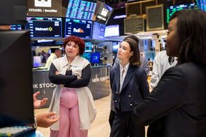 Bex Robinson, Ava Noble, Jeannette Bayardelle
@ BroadwayWorld Bex Robinson, Ava Noble, Jeannette Bayardelle
Photo