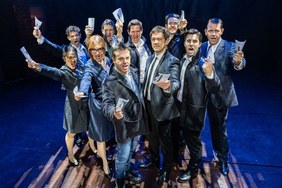 Photos: BLOOD BROTHERS UK Tour Image