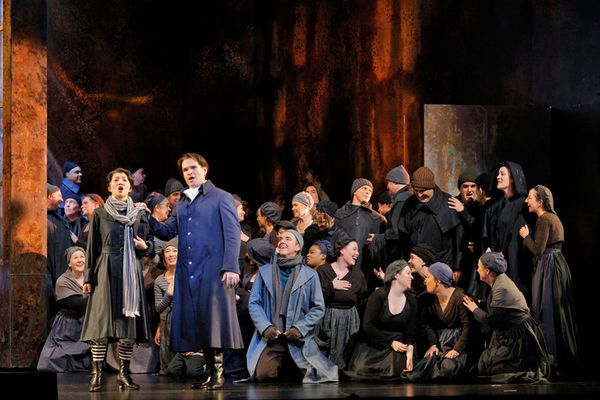 Mei Gui Zhang, Michael Fabiano, Samuel Kidd, and members of the San Francisco Opera C Photo