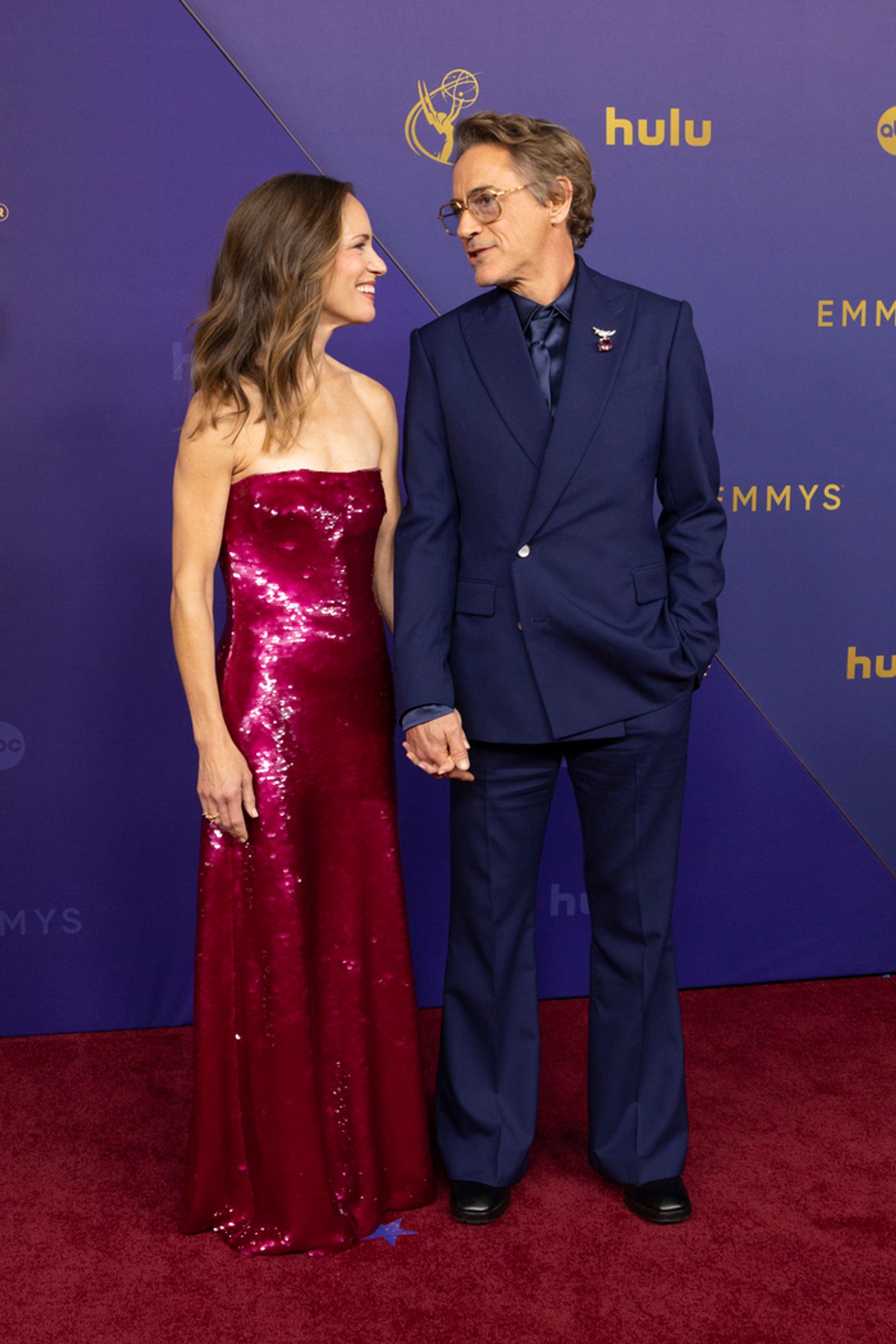 Photos: Inside the 76th Emmy Awards With Jeremy Allen White, Elizabeth Debicki & More  Image