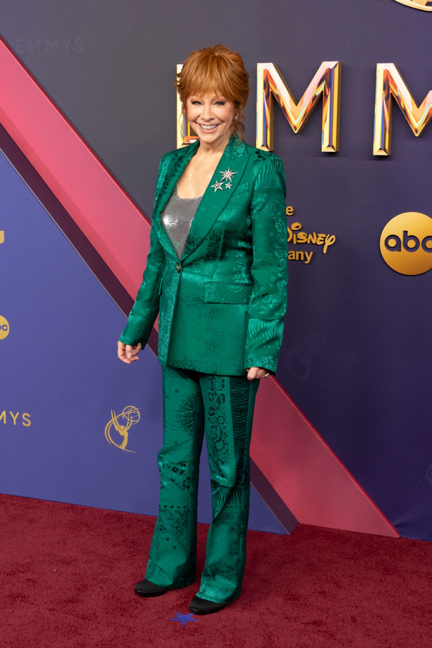 Photos: Inside the 76th Emmy Awards With Jeremy Allen White, Elizabeth Debicki & More  Image