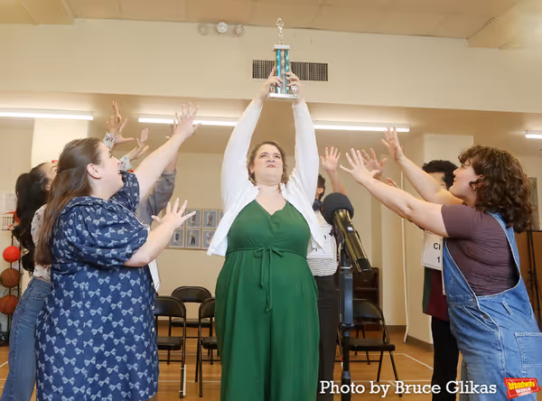 Beanie Feldstein, Bonnie Milligan, Nina White and The Cast  Photo