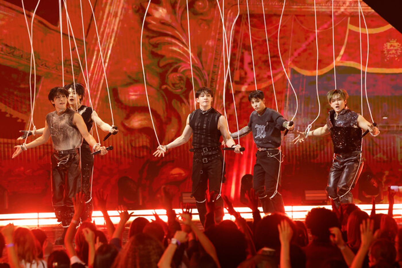 Photos: Jennifer Hudson, Mariah Carey, & More Perform at the AMERICAN MUSIC AWARDS 50TH ANNIVERSARY SPECIAL  Image