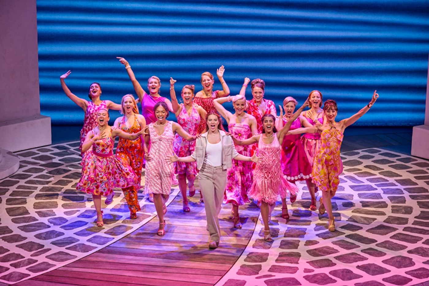 Photos: New Cast Joins MAMMA MIA! in London  Image