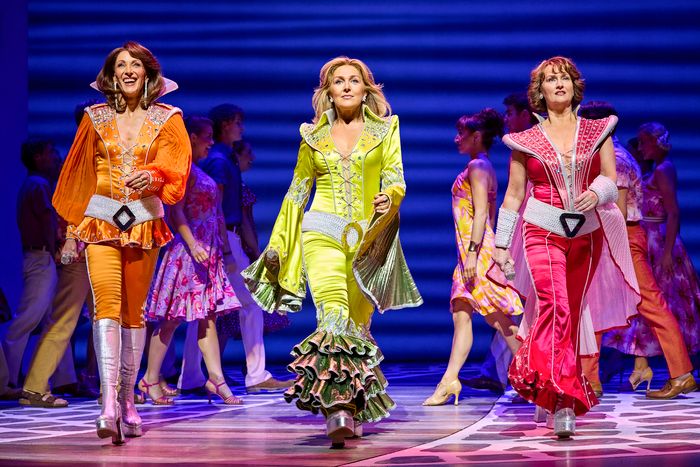 Photos: New Cast Joins MAMMA MIA! in London — photo 17 of 32