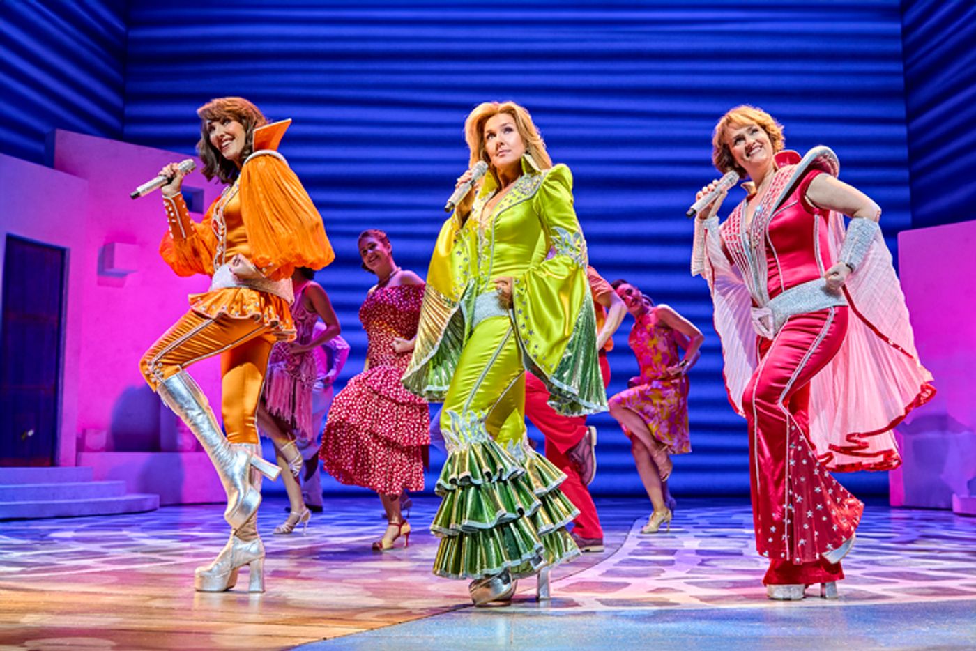 Photos: New Cast Joins MAMMA MIA! in London  Image