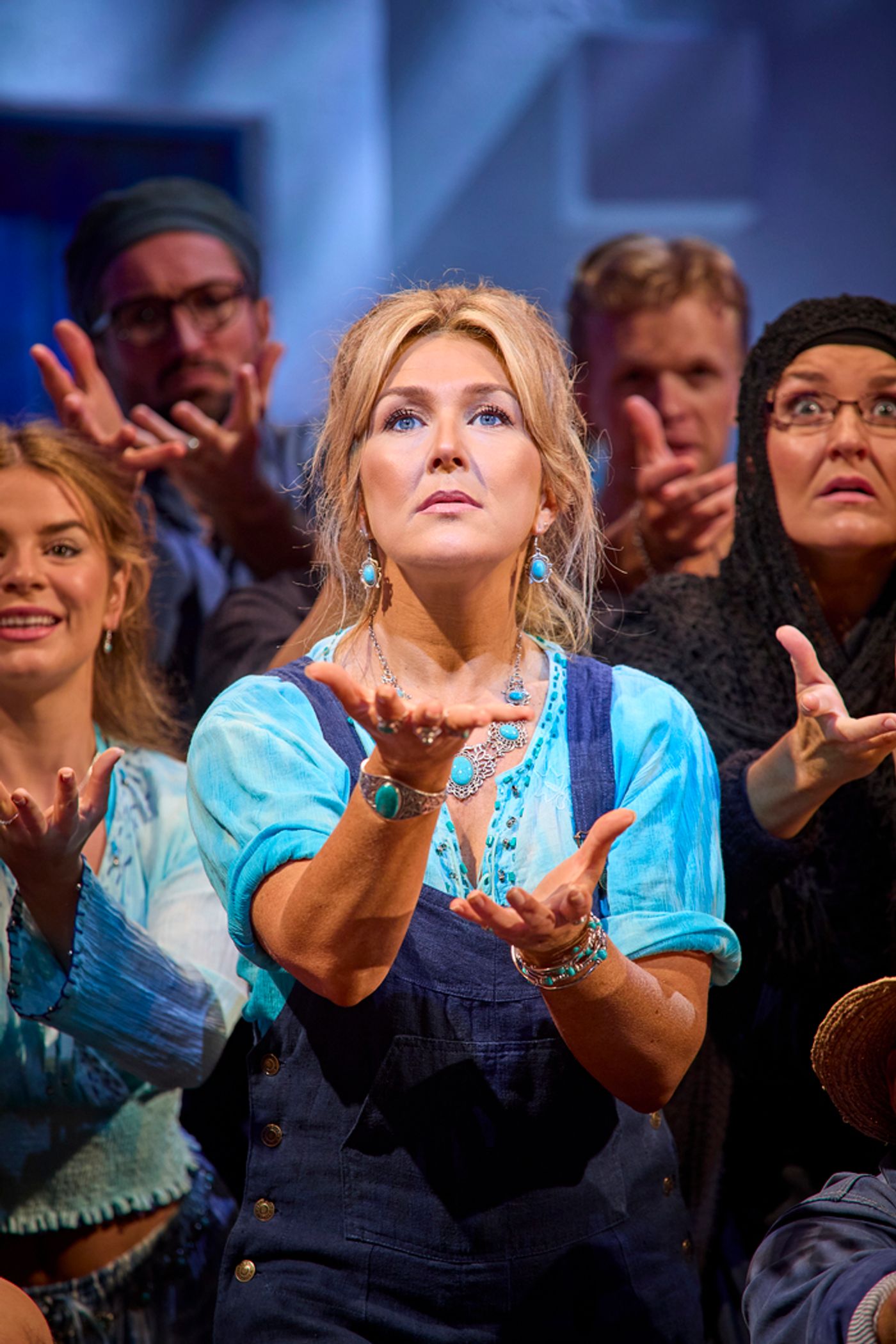 Photos: New Cast Joins MAMMA MIA! in London  Image