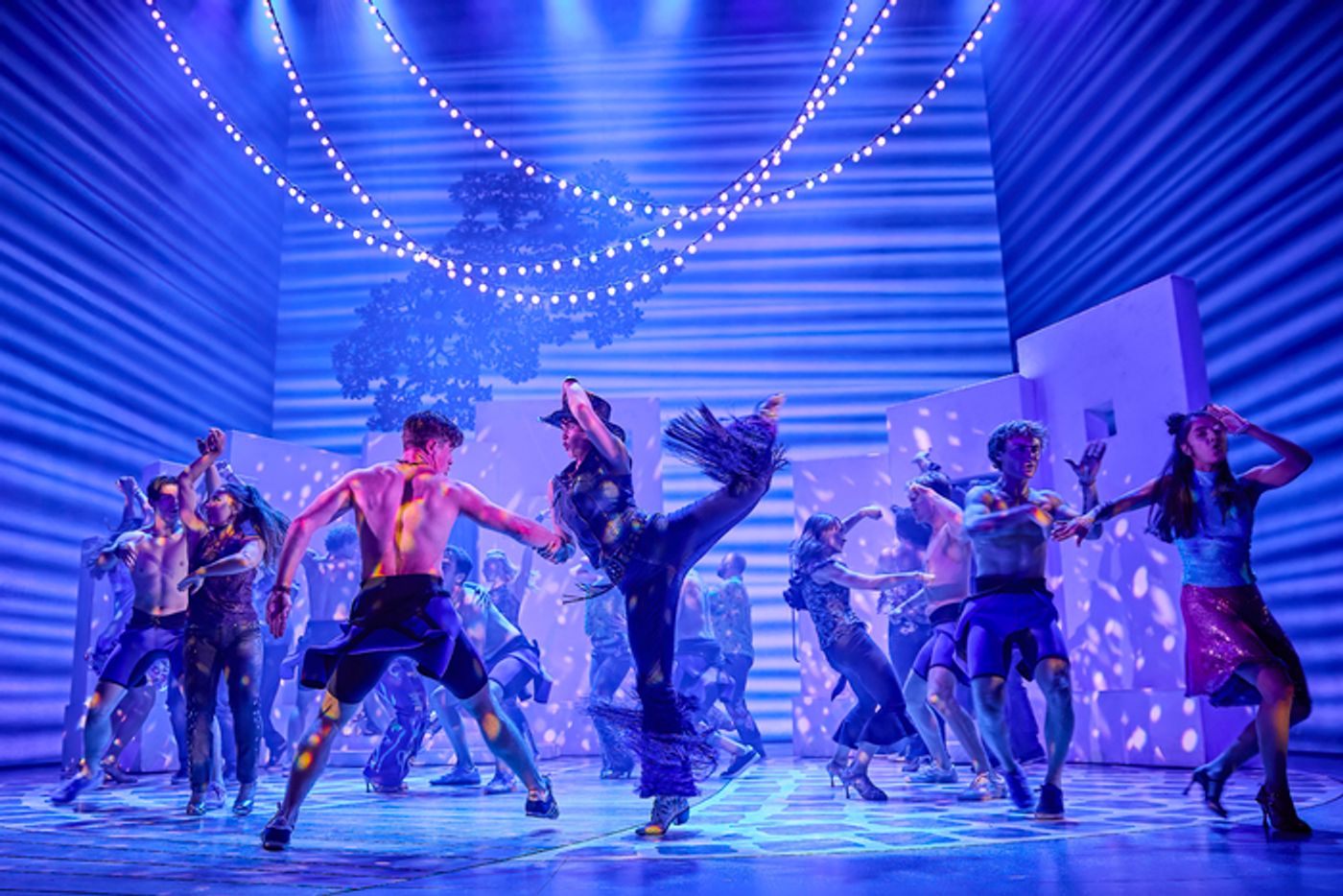 Photos: New Cast Joins MAMMA MIA! in London  Image
