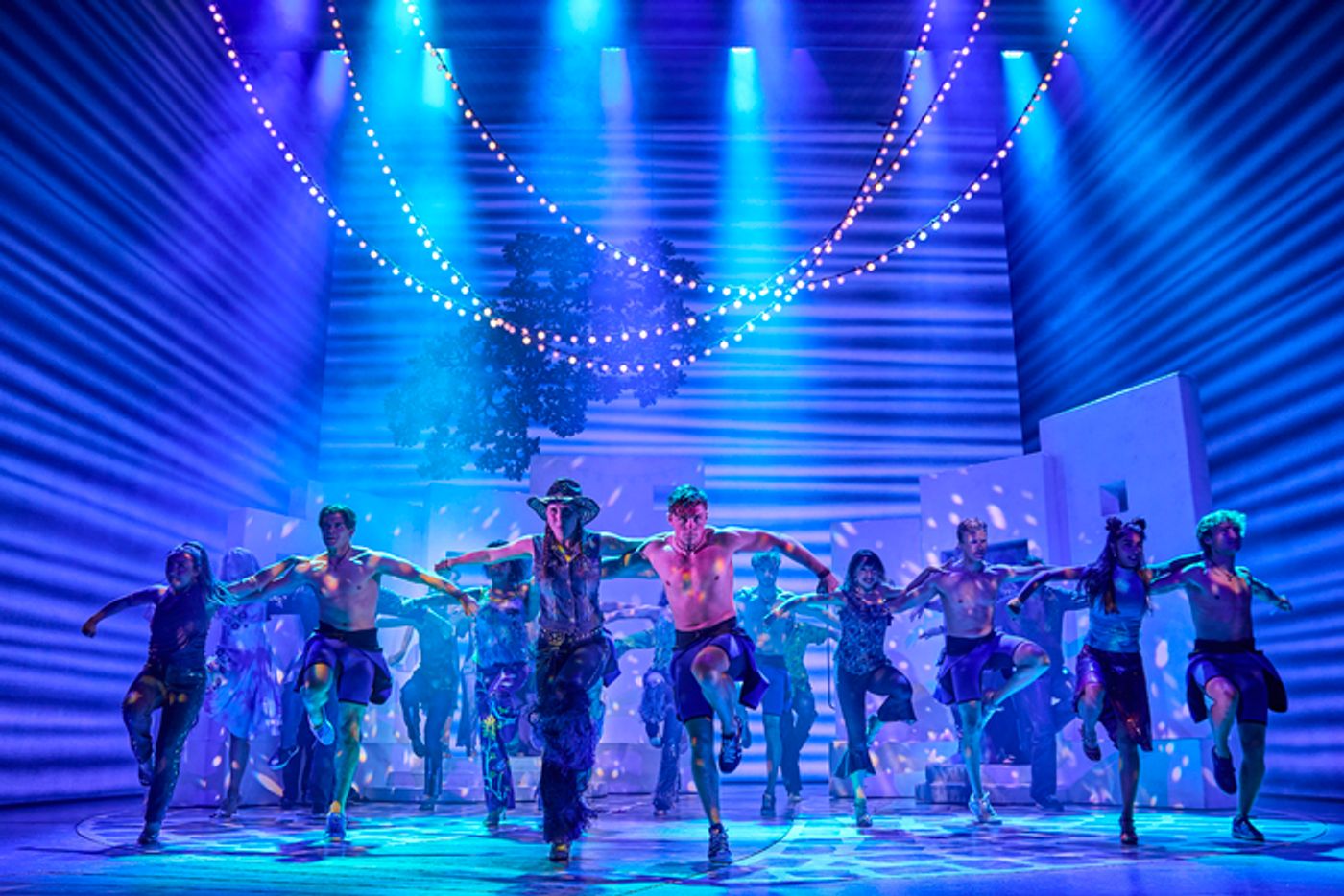 Photos: New Cast Joins MAMMA MIA! in London  Image