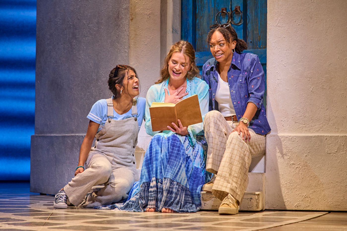 Photos: New Cast Joins MAMMA MIA! in London  Image