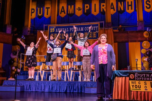 Bonnie Milligan and cast Photo