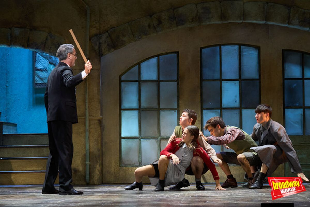 Jorge Lucas y el reparto de LOS CHICOS DEL CORO at 