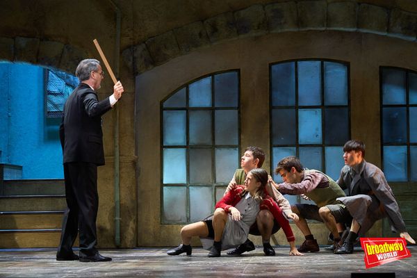 Jorge Lucas y el reparto de LOS CHICOS DEL CORO Photo