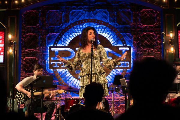 Elizabeth Stenholt  Photo