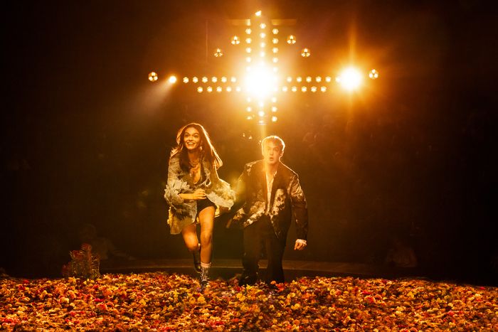 Photos: Kit Connor and Rachel Zegler in ROMEO + JULIET on Broadway — photo 7 of 14