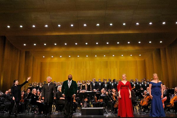 Eun Sun Kim with vocal soloists Kwangchul Youn, Russell Thomas, Annika Schlicht, and  Photo