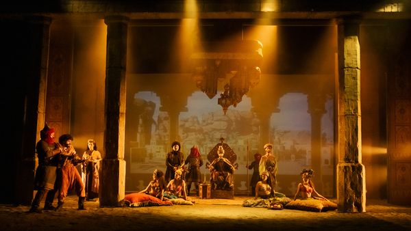 Paco Arrojo (centro) y la compañía de EL MÉDICO Photo