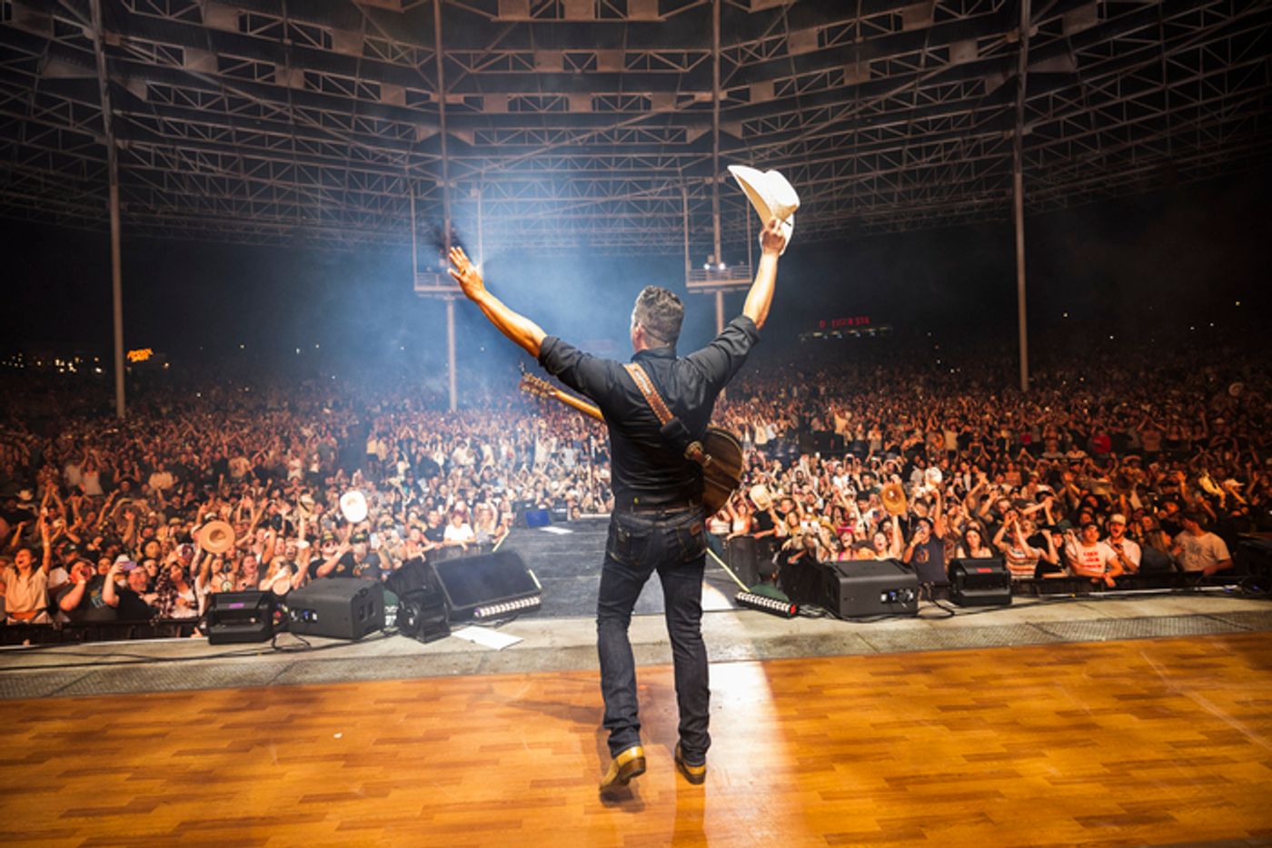 Photos: Jon Pardi Wraps World Tour with Over 317,000 Fans Photos: Jon Pardi Wraps World Tour with Over 317,000 Fans Image