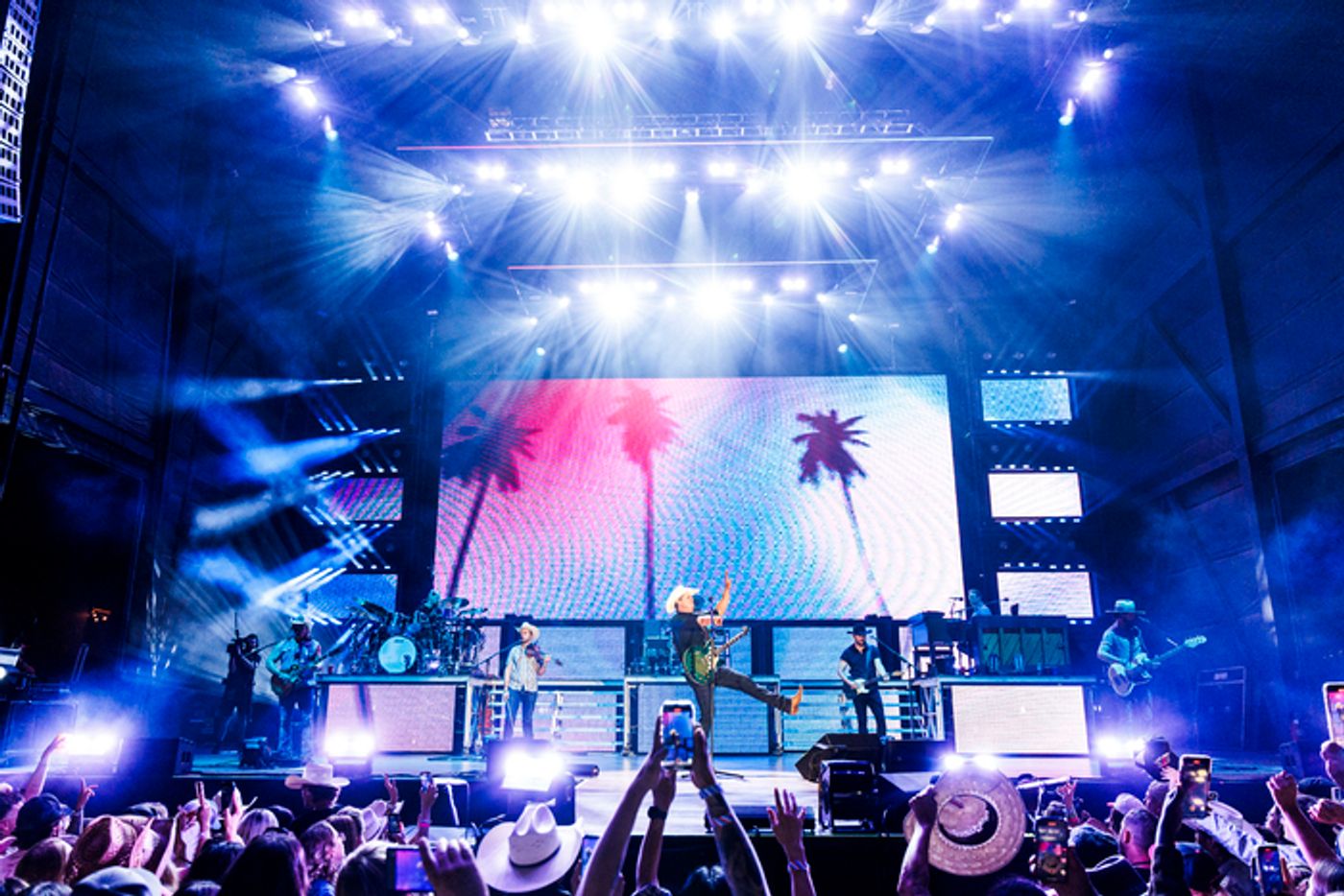 Photos: Jon Pardi Wraps World Tour with Over 317,000 Fans Photos: Jon Pardi Wraps World Tour with Over 317,000 Fans Image