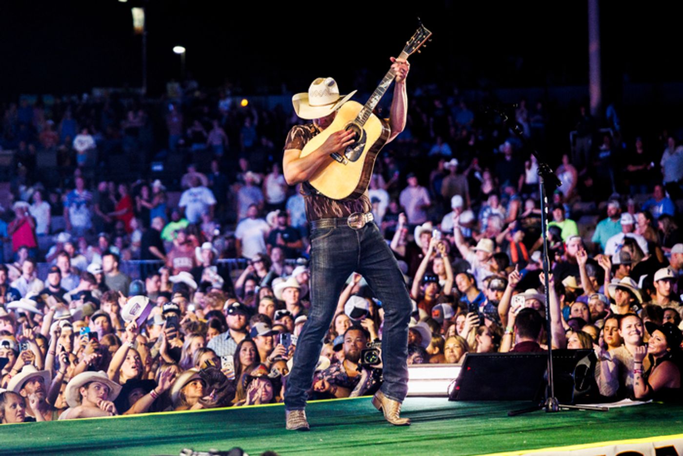 Photos: Jon Pardi Wraps World Tour with Over 317,000 Fans Photos: Jon Pardi Wraps World Tour with Over 317,000 Fans Image