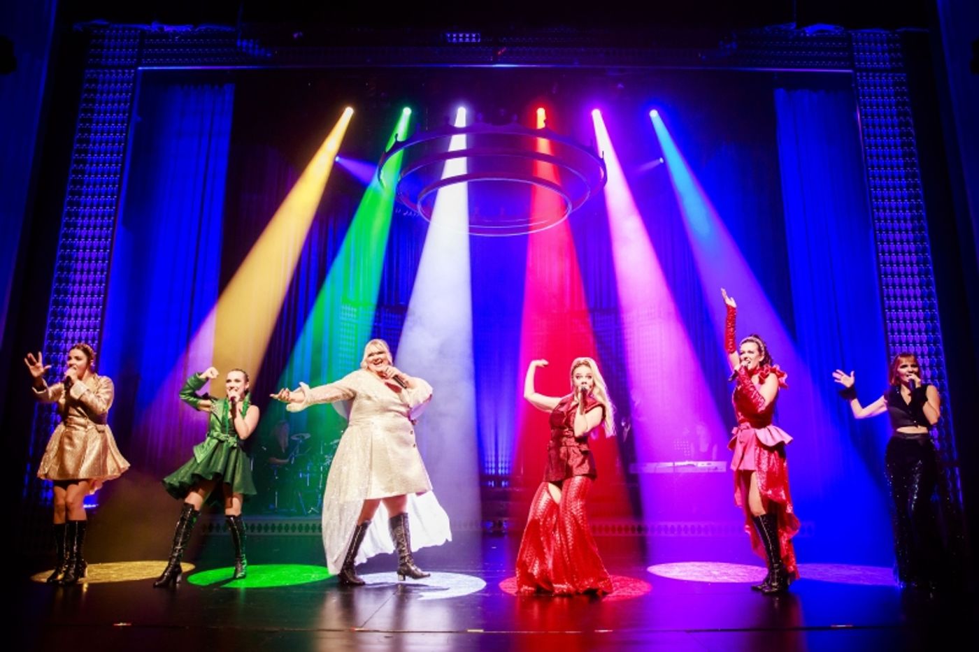 Review: SIX at Syrena Theatre  Image