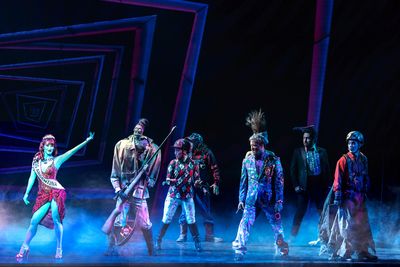 Hillary Porter (Miss Argentina) and Tour Company of Beetlejuice
 Photo