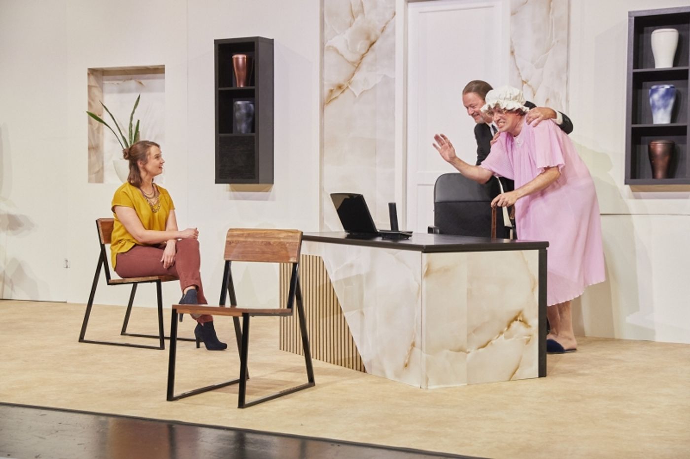 Review: OMA WIRD VERKAUFT at Boulevardtheater Bremen  Image