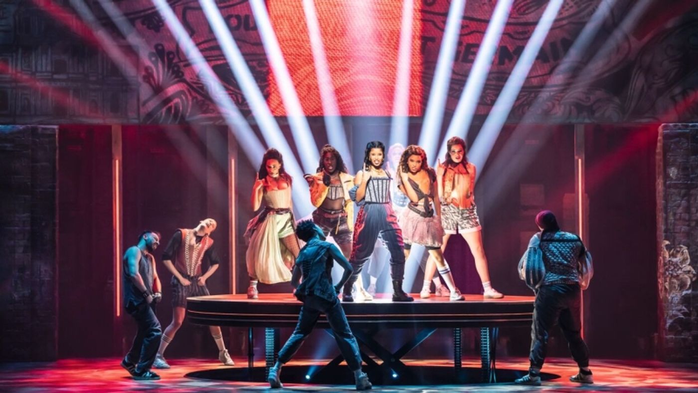 Review: & JULIA at Stage Operettenhaus Hamburg Review: & JULIA at Stage Operettenhaus Hamburg Image