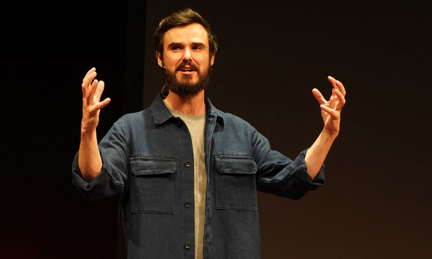 Photos: 300 PAINTINGS At Vineyard Theatre  Image