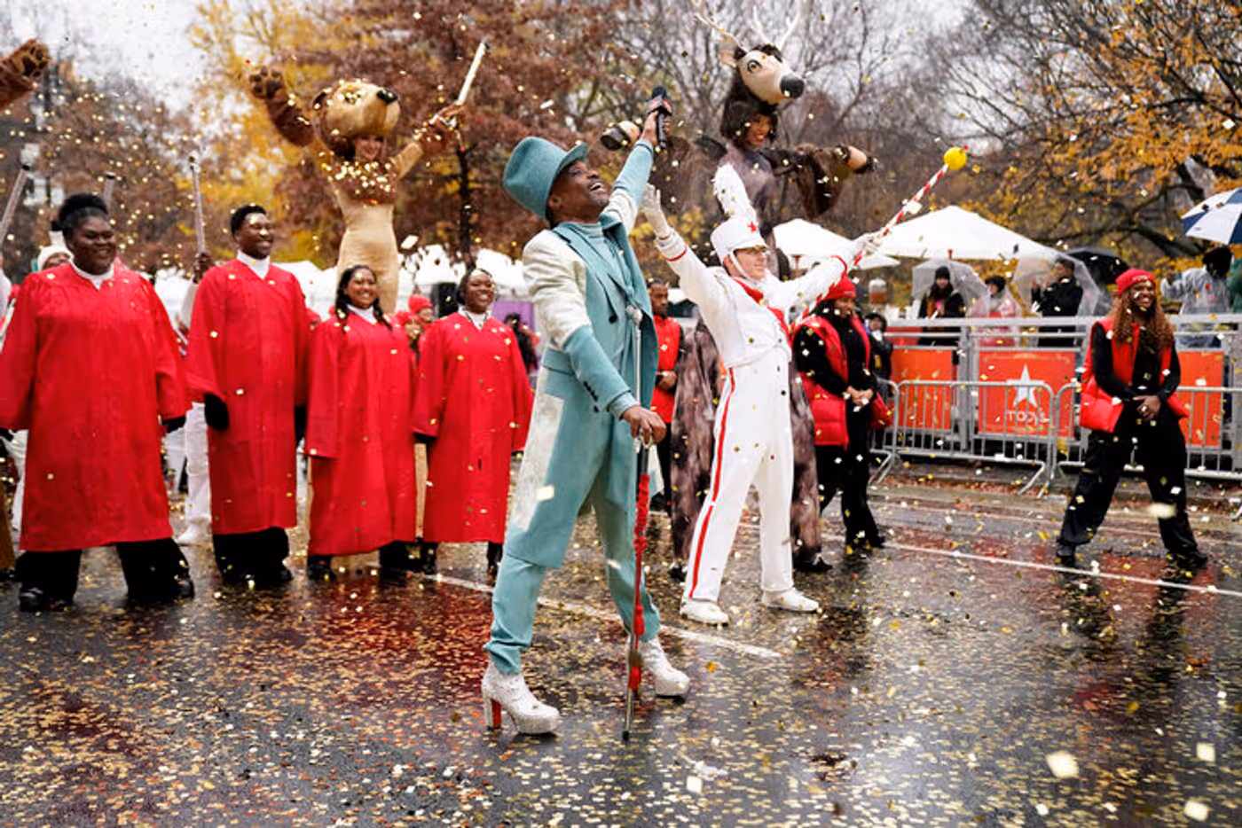 Photos: DEATH BECOMES HER, Idina Menzel, & More at the Macy's Thanksgiving Day Parade  Image