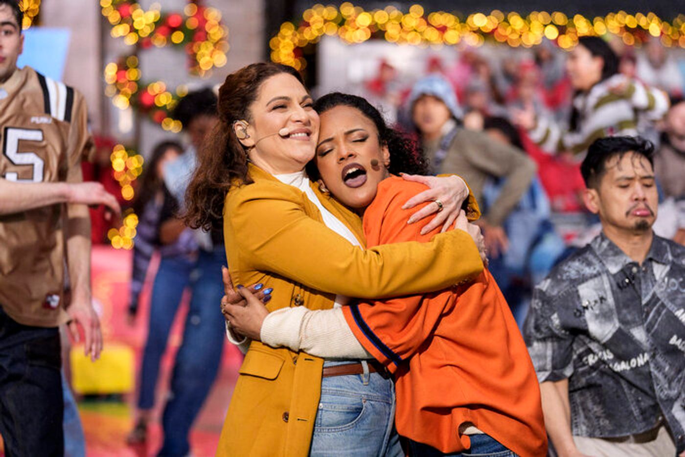 Photos: DEATH BECOMES HER, Idina Menzel, & More at the Macy's Thanksgiving Day Parade  Image
