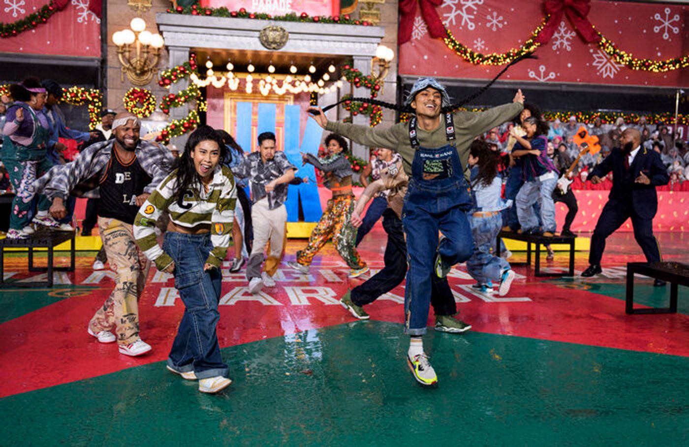 Photos: DEATH BECOMES HER, Idina Menzel, & More at the Macy's Thanksgiving Day Parade  Image