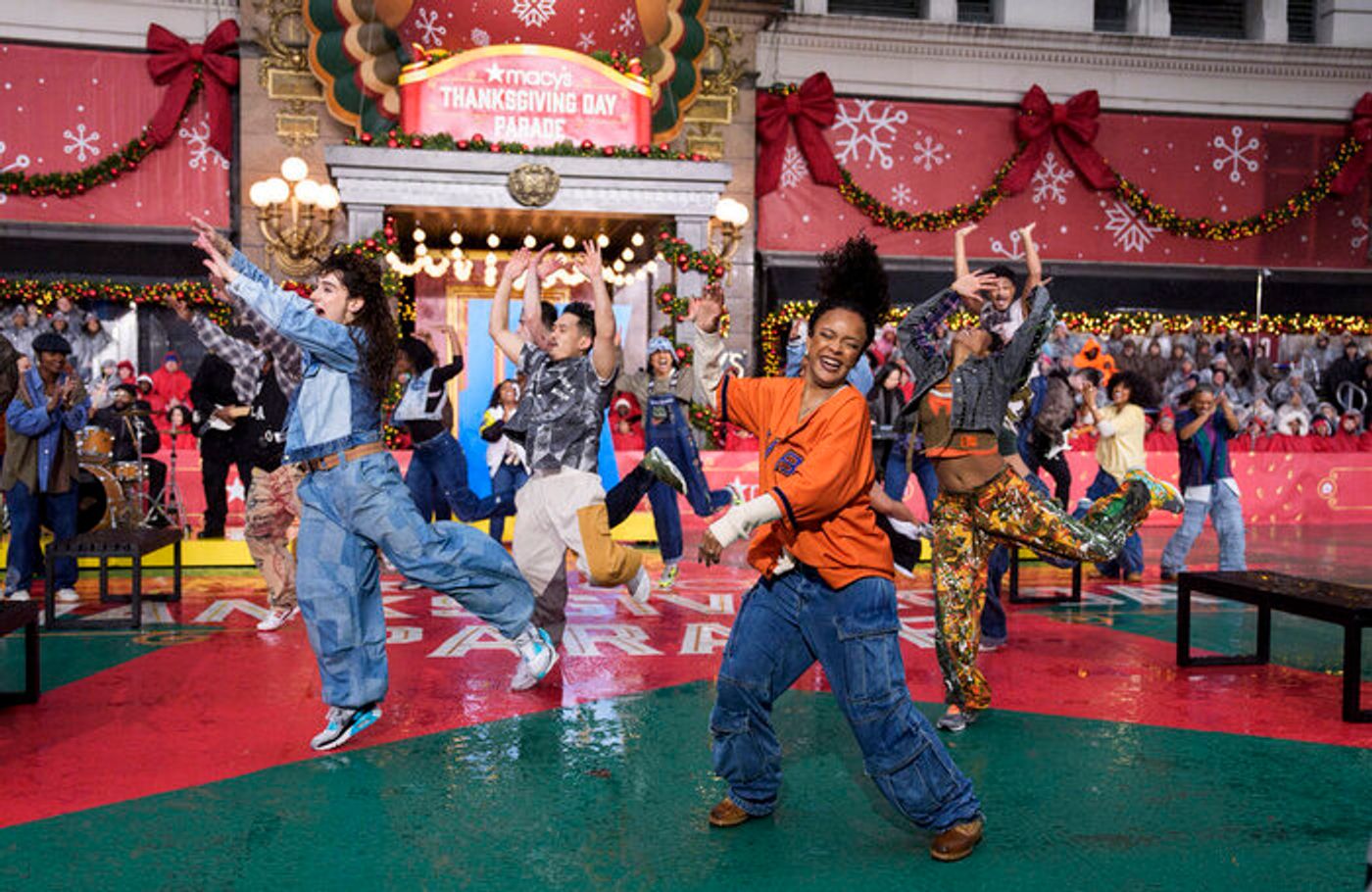 Photos: DEATH BECOMES HER, Idina Menzel, & More at the Macy's Thanksgiving Day Parade  Image