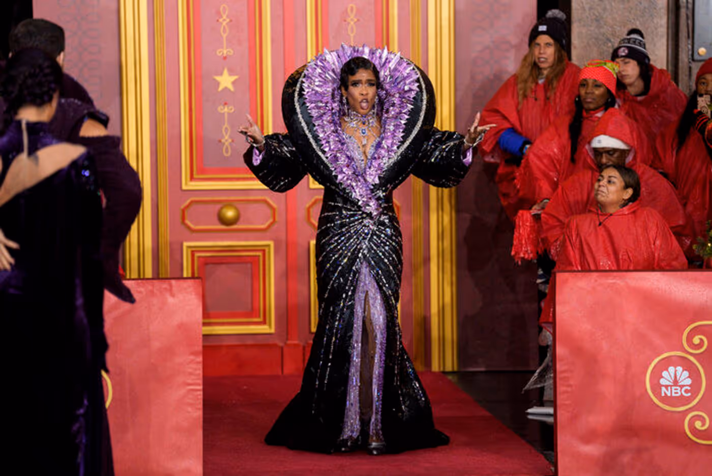 Photos: DEATH BECOMES HER, Idina Menzel, & More at the Macy's Thanksgiving Day Parade  Image