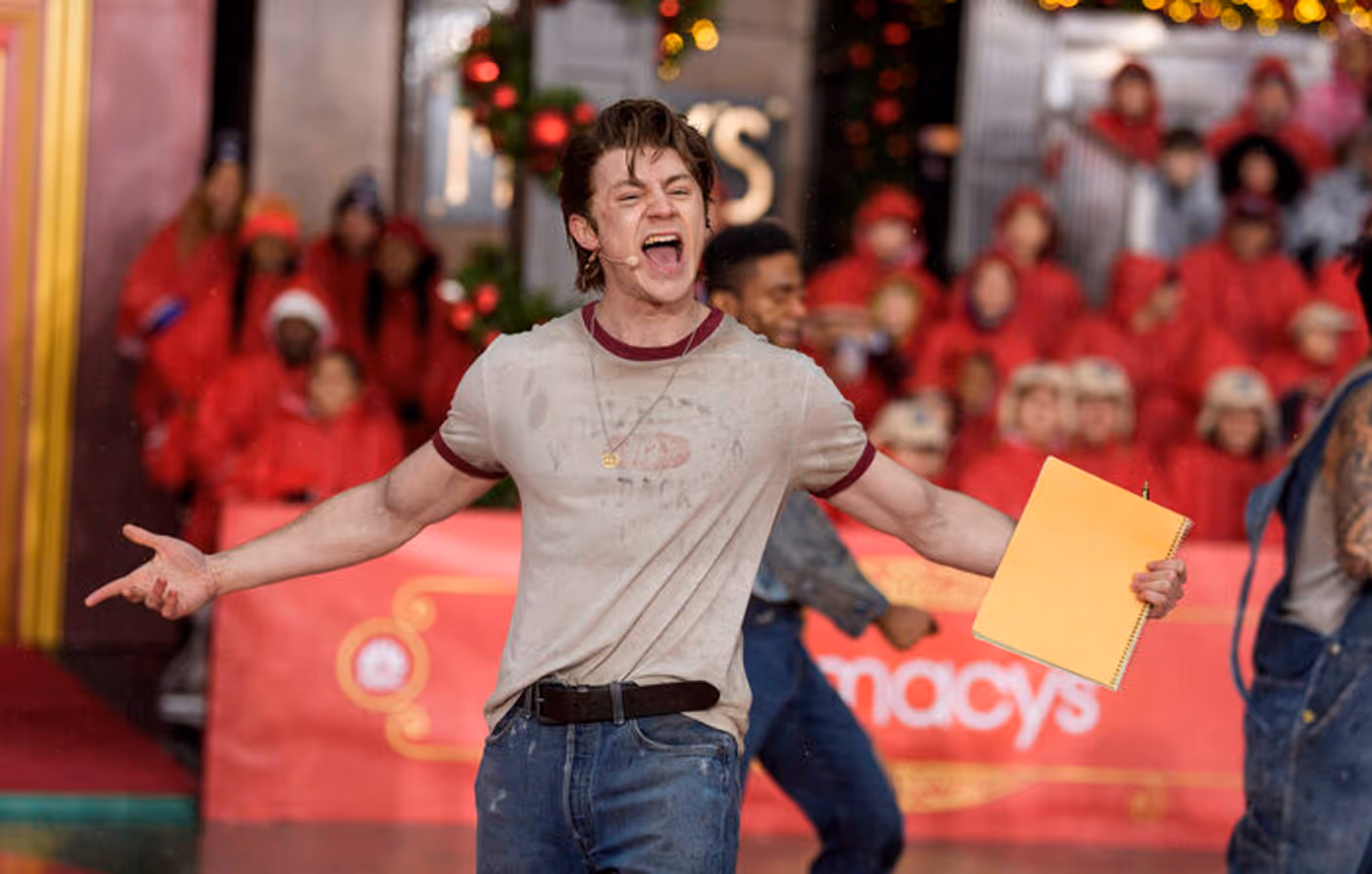 Photos: DEATH BECOMES HER, Idina Menzel, & More at the Macy's Thanksgiving Day Parade  Image