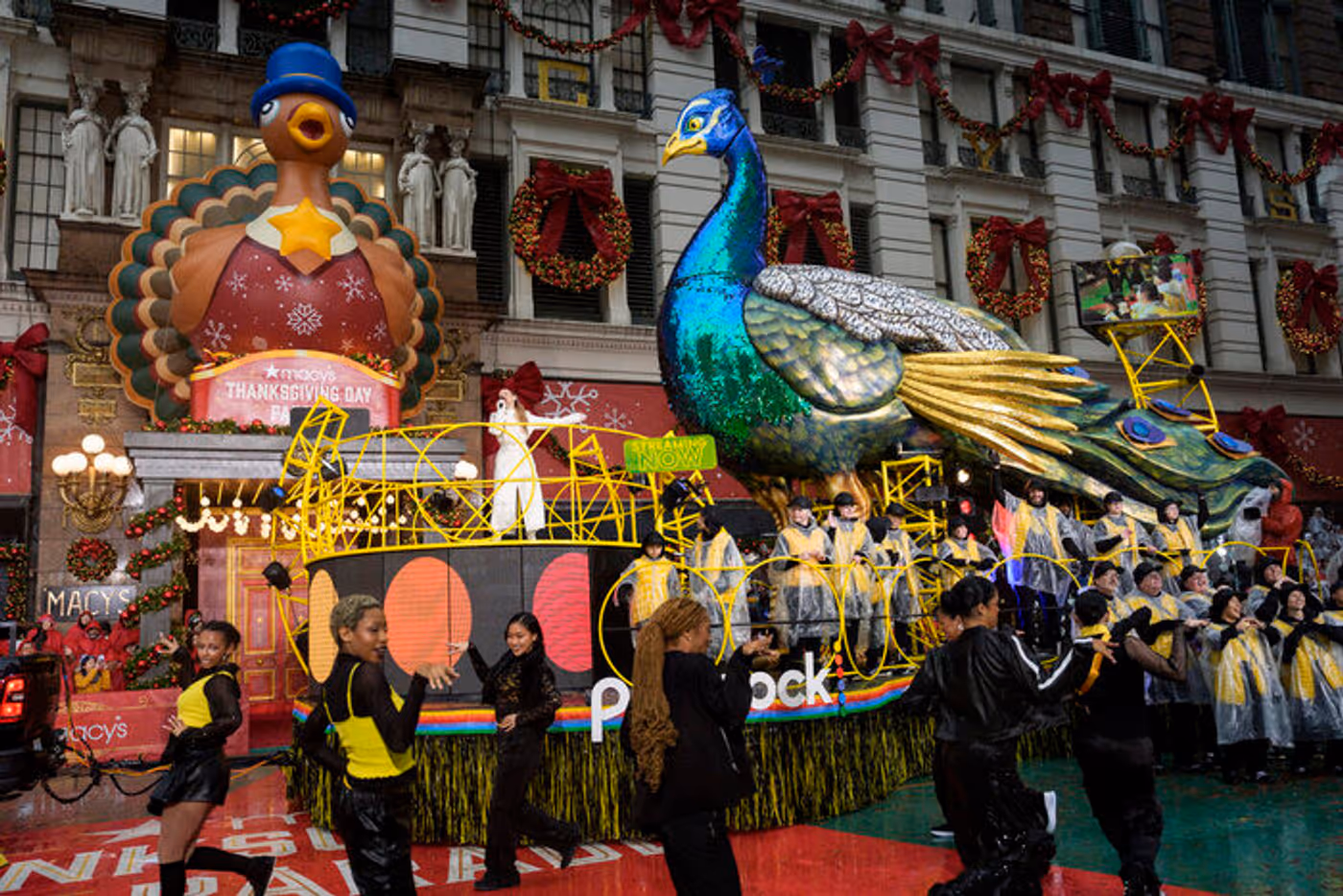 Photos: DEATH BECOMES HER, Idina Menzel, & More at the Macy's Thanksgiving Day Parade  Image
