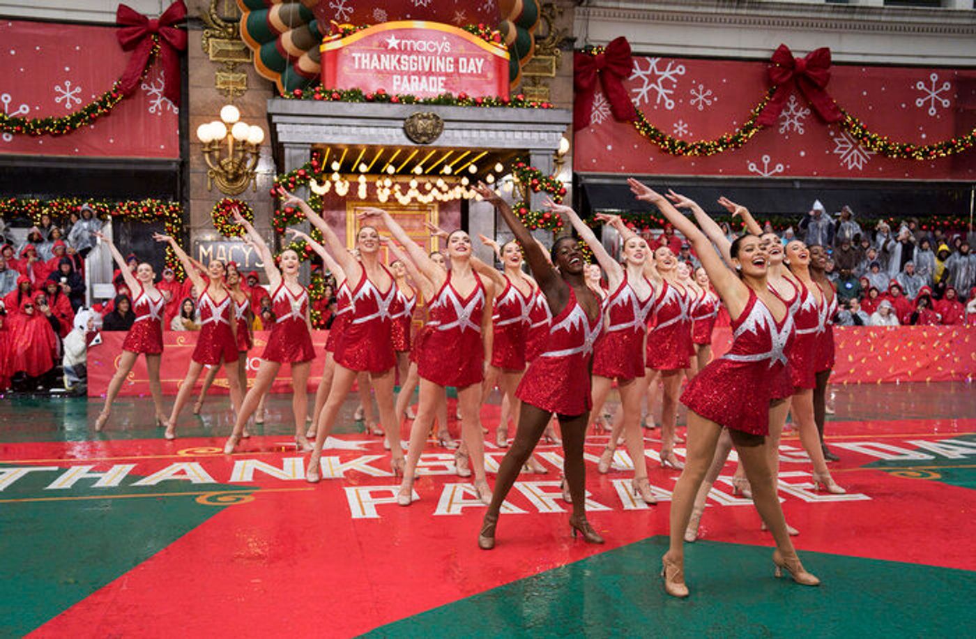 Photos: DEATH BECOMES HER, Idina Menzel, & More at the Macy's Thanksgiving Day Parade  Image