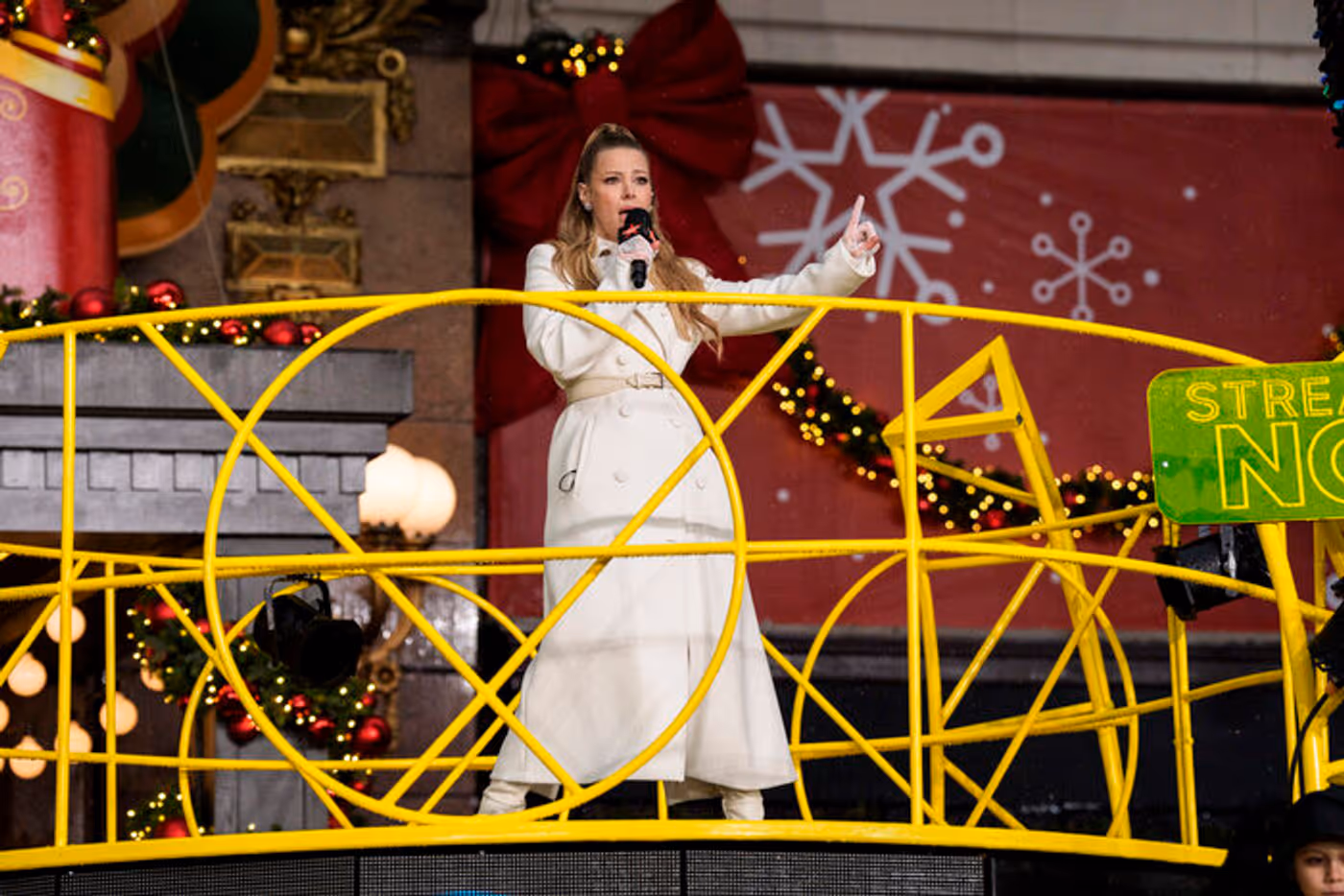 Photos: DEATH BECOMES HER, Idina Menzel, & More at the Macy's Thanksgiving Day Parade  Image