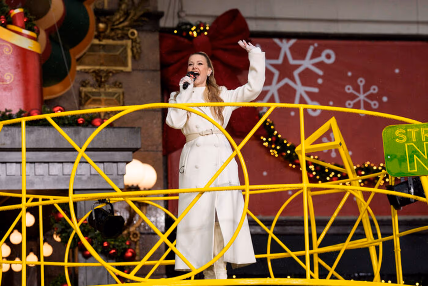 Photos: DEATH BECOMES HER, Idina Menzel, & More at the Macy's Thanksgiving Day Parade  Image